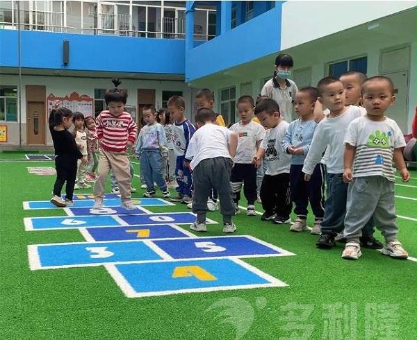 幼儿们在体适能图案上蹦跳