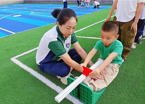 地弹坪幼儿园坐位体前屈