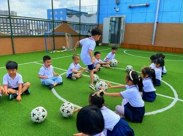幼儿园足球课