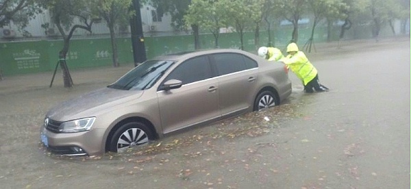 台风过境，城市内涝严重